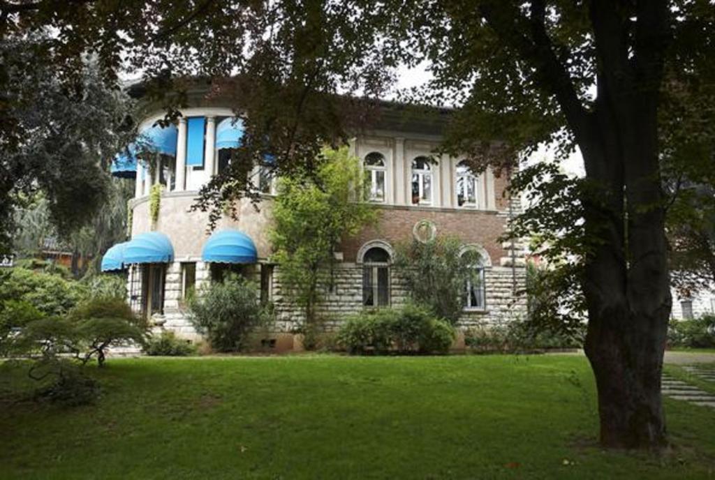 Camera Matrimoniale con Vista Giardino