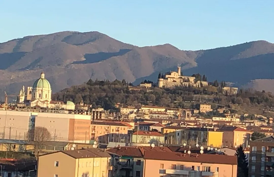 Attico mansardato affacciato sul cuore di Brescia-1